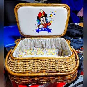 VINTAGE MICKEY'S HOMETOWN PARADE POCKNIC BASKET